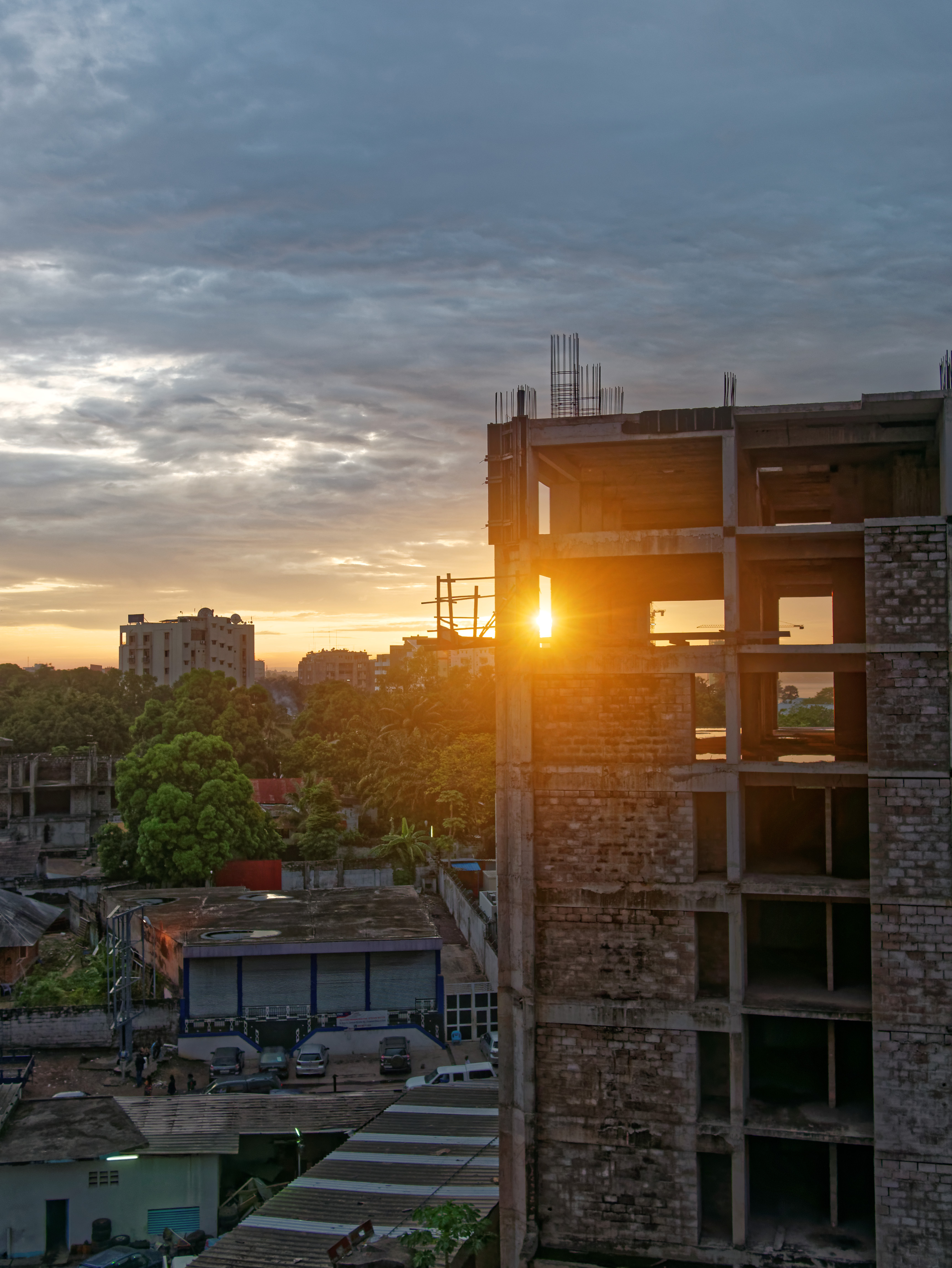 Le soleil joue à cache-cache avec les immeubles en construction